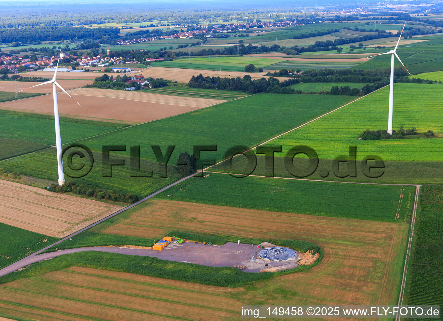 Modernisation du parc éolien Minfeld. JUWI remplace quatre anciennes turbines (GE 1.5) de 2004 par deux nouvelles turbines Vestas V162 modernes, chacune d'une puissance de six mégawatts. à Minfeld dans le département Rhénanie-Palatinat, Allemagne hors des airs