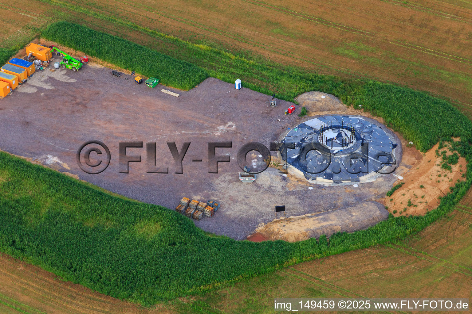 Modernisation du parc éolien Minfeld. JUWI remplace quatre anciennes turbines (GE 1.5) de 2004 par deux nouvelles turbines Vestas V162 modernes, chacune d'une puissance de six mégawatts. à Minfeld dans le département Rhénanie-Palatinat, Allemagne vue d'en haut