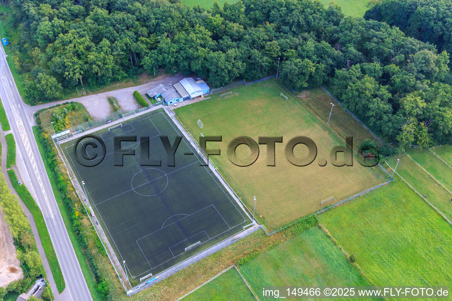 Vue aérienne de Terrains de sport et club-house du FC Bienwald Kandel à le quartier Minderslachen in Kandel dans le département Rhénanie-Palatinat, Allemagne