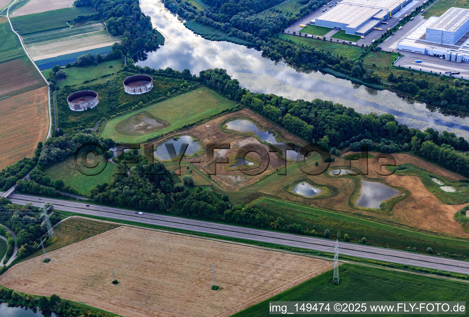 Vue aérienne de Parc de réservoirs renaturalisé Jockgrim et deux réservoirs rouillés de TANQUID sur le Vieux Rhin à Jockgrim dans le département Rhénanie-Palatinat, Allemagne