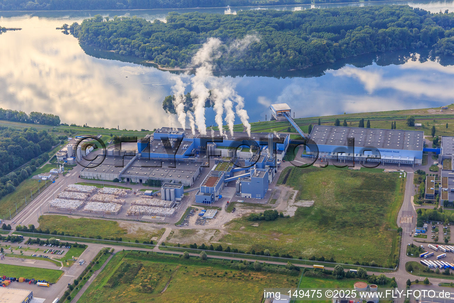 Vue aérienne de Cheminées de vapeur de l'usine à papier Palm GmbH & Co. KG | Usine Wörth am Rhein au port de Wörth, vue du nord-ouest à Wörth am Rhein dans le département Rhénanie-Palatinat, Allemagne