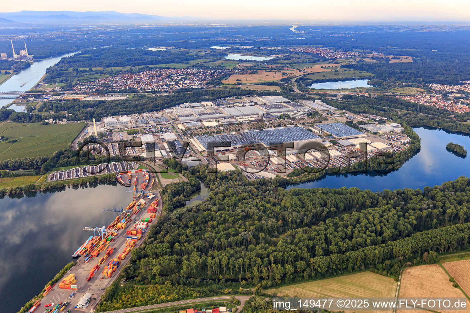 Vue aérienne de Daimler Truck AG, usine Mercedes-Benz à Wörth de Norden à Wörth am Rhein dans le département Rhénanie-Palatinat, Allemagne