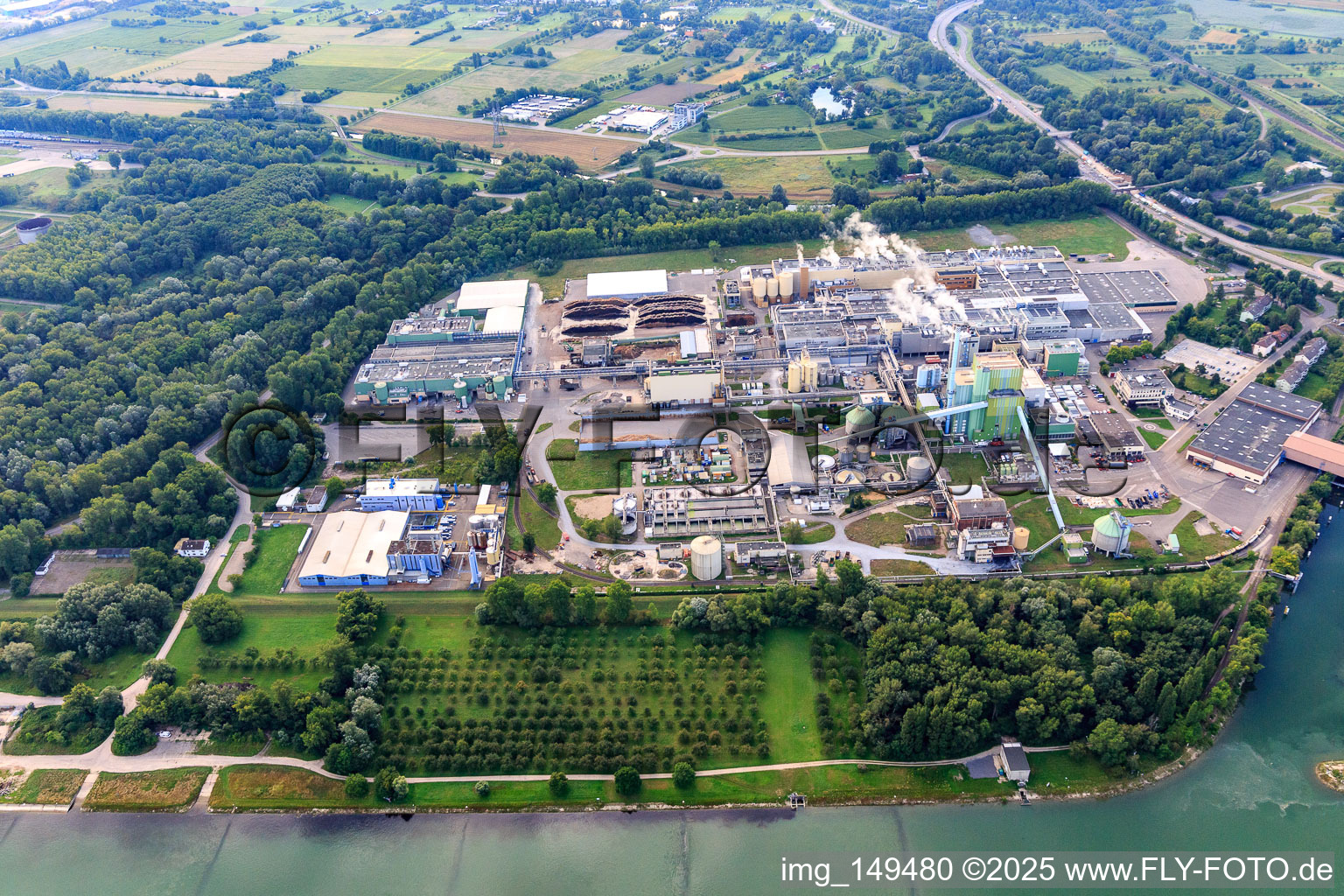 Vue aérienne de Maxauer Papierfabrik GmbH sur les rives du Rhin depuis l'ouest à le quartier Knielingen in Karlsruhe dans le département Bade-Wurtemberg, Allemagne