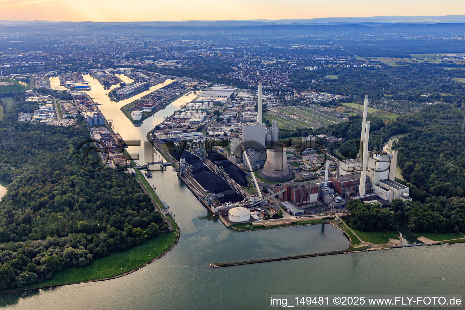 Vue aérienne de Centrale à vapeur du port du Rhin Karlsruhe et ports du Rhin le matin depuis l'ouest à le quartier Daxlanden in Karlsruhe dans le département Bade-Wurtemberg, Allemagne