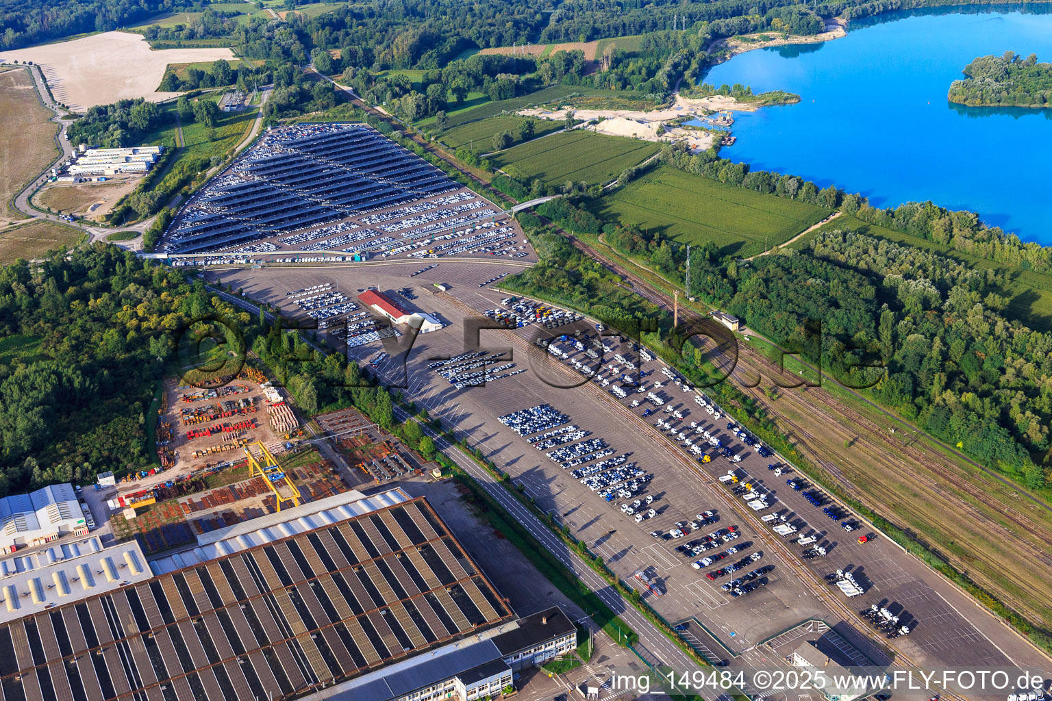 Vue aérienne de ARCHICUB - Parking pour l'importation de camions et de voitures Walon à Lauterbourg dans le département Bas Rhin, France