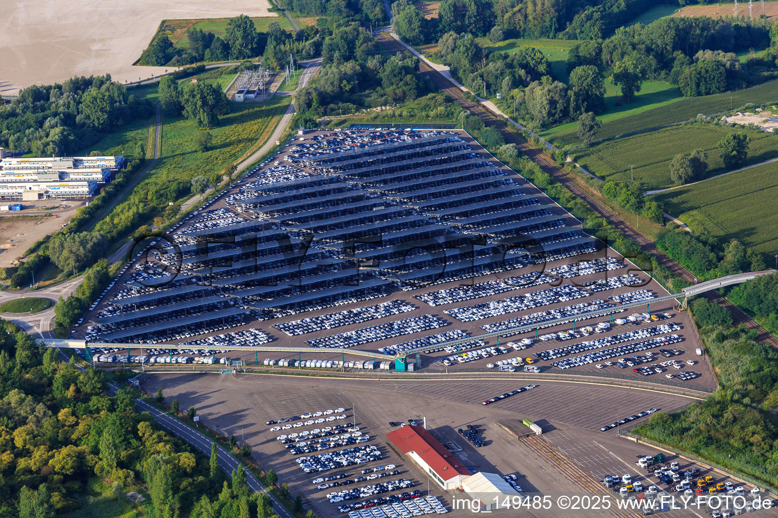 Vue aérienne de ARCHICUB - Parking pour l'importation de camions et de voitures Walon à Lauterbourg dans le département Bas Rhin, France