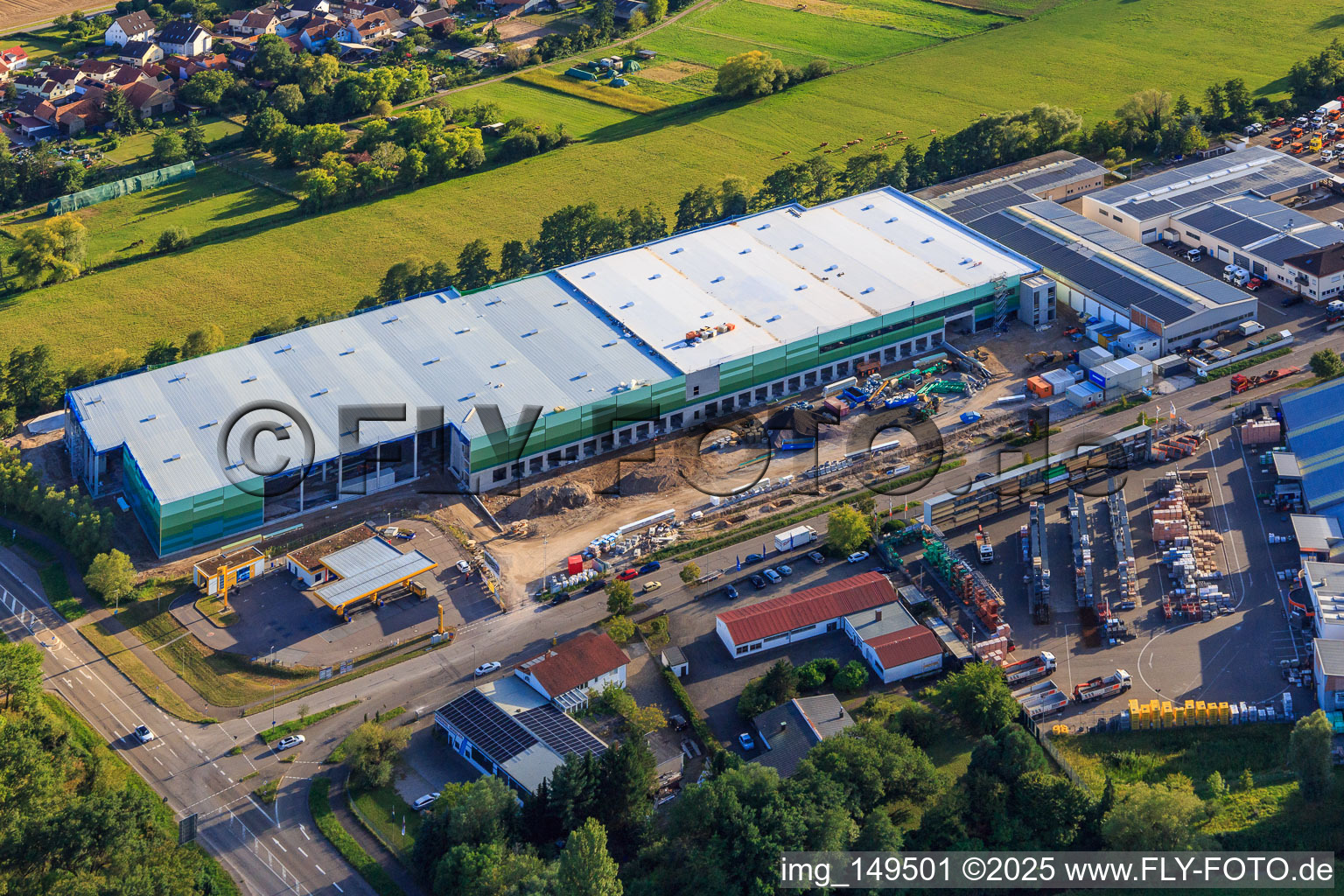 Image drone de Chantier de construction du nouveau parc logistique de HANSAINVEST et DFI-Real-Estate Kandel après la démolition du marché OBI à le quartier Minderslachen in Kandel dans le département Rhénanie-Palatinat, Allemagne