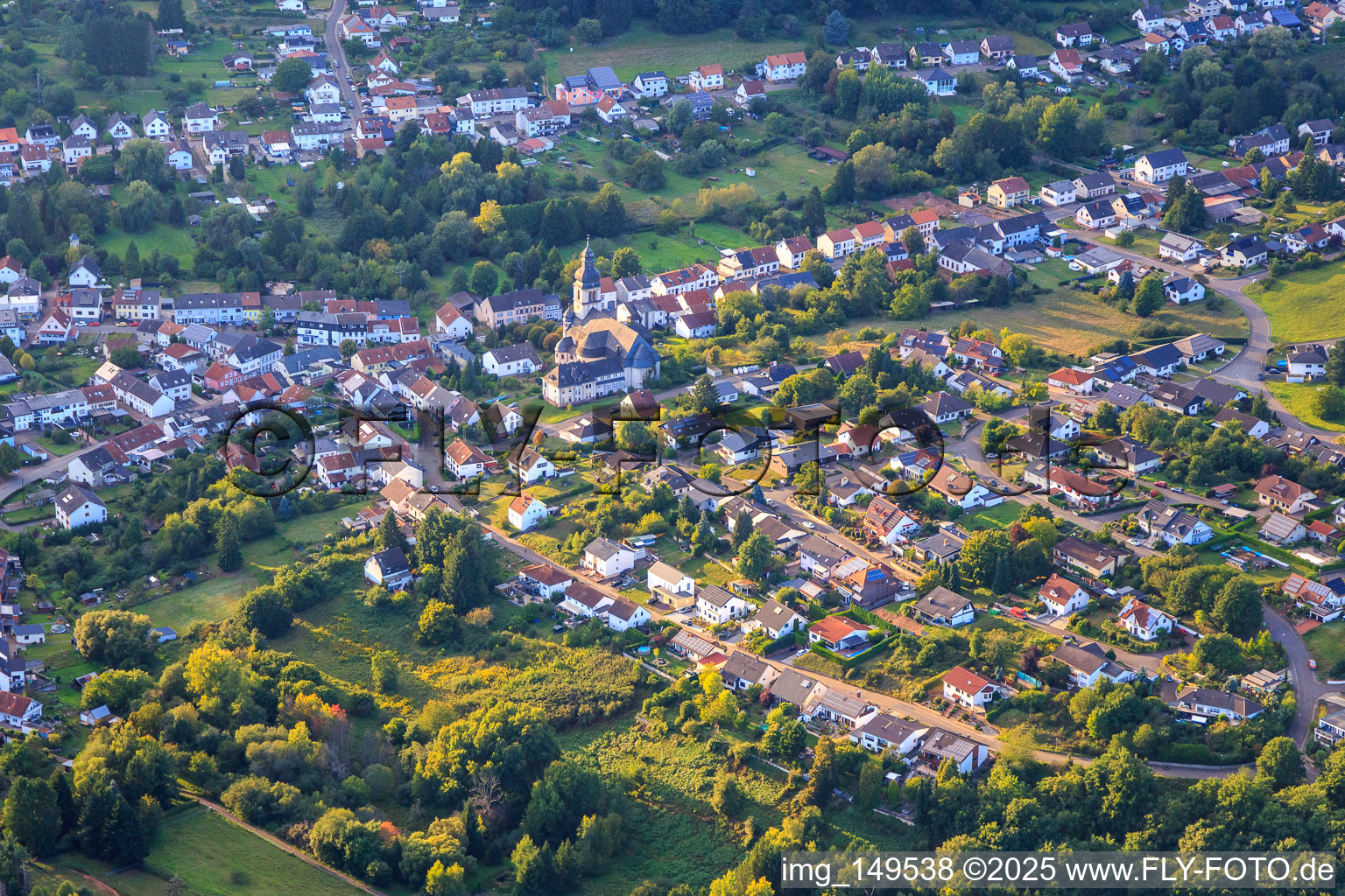 Vue aérienne de Église Saint-Maurice à le quartier Haustadt in Beckingen dans le département Sarre, Allemagne