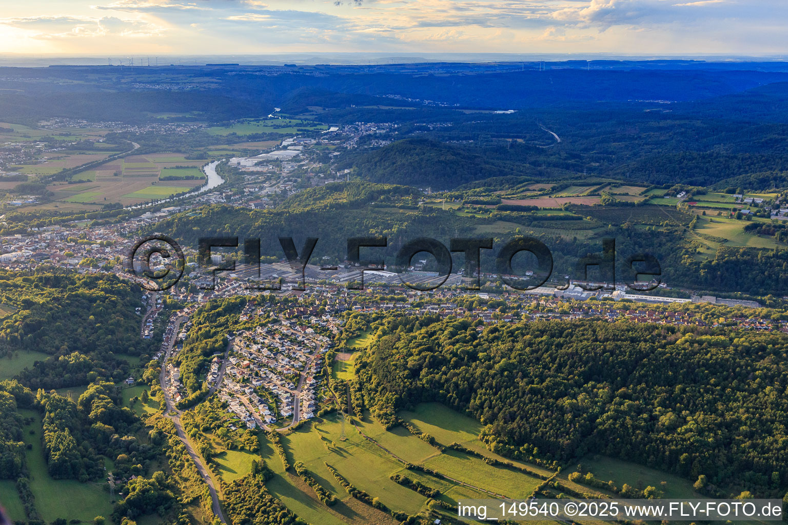Vue aérienne de Vue de la ville depuis le sud-est à Merzig dans le département Sarre, Allemagne