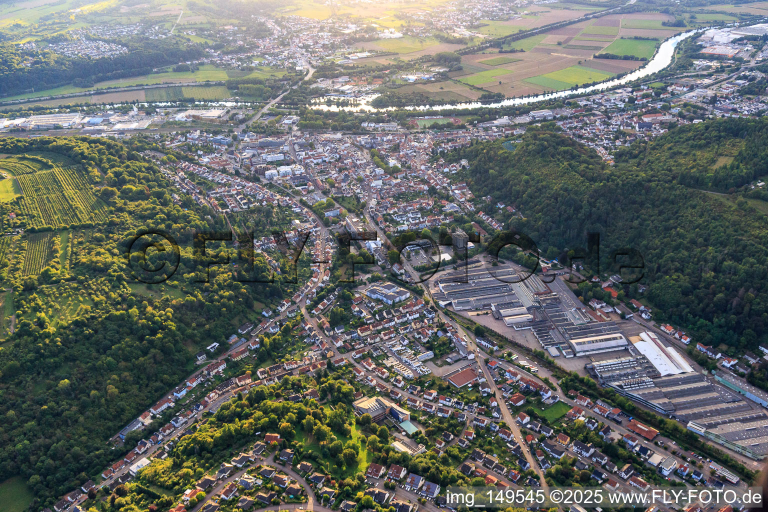 Vue aérienne de Vue de la ville sur la rive de la Sarre depuis l'est à Merzig dans le département Sarre, Allemagne