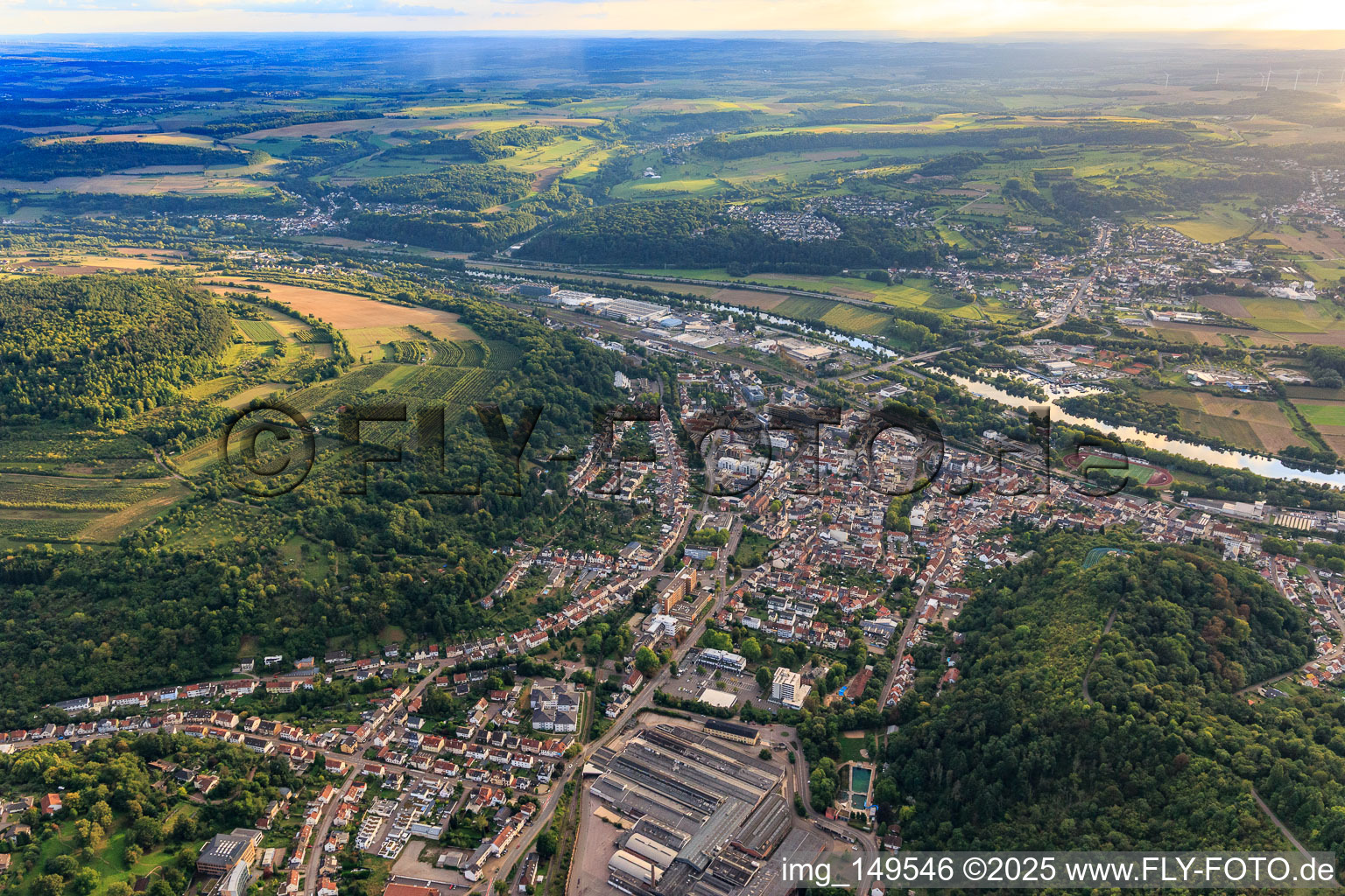 Vue aérienne de Vue de la ville sur la rive de la Sarre depuis le nord-est à Merzig dans le département Sarre, Allemagne