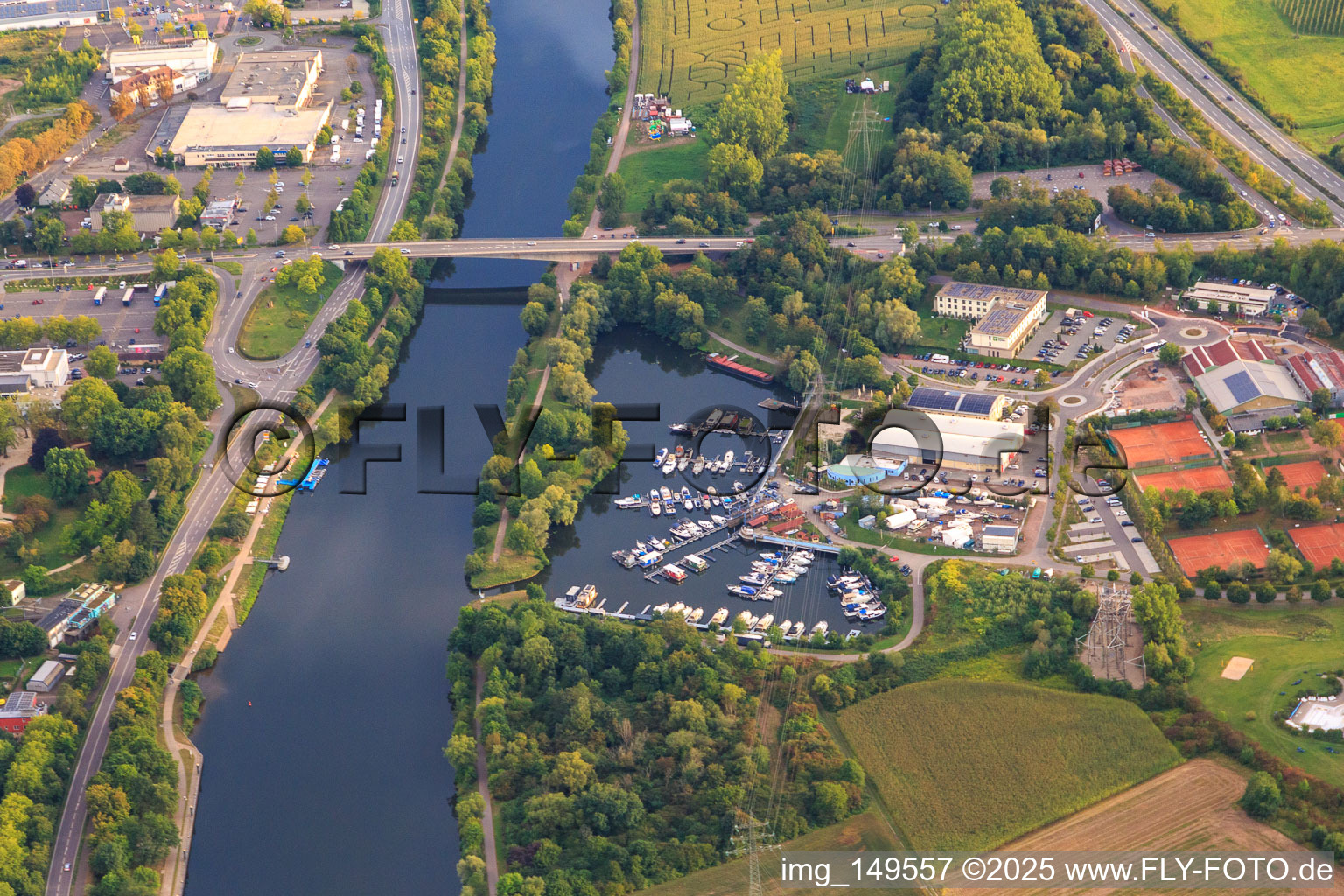 Vue aérienne de Yachthafen Merzig Saar GmbH à le quartier Hilbringen in Merzig dans le département Sarre, Allemagne