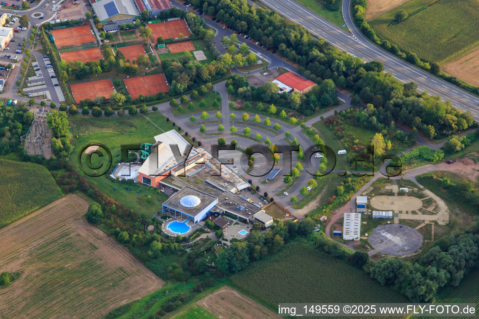 Vue aérienne de Le bain Merzig avec parking pour mobil-homes et Music & Theater Saar GmbH à le quartier Hilbringen in Merzig dans le département Sarre, Allemagne