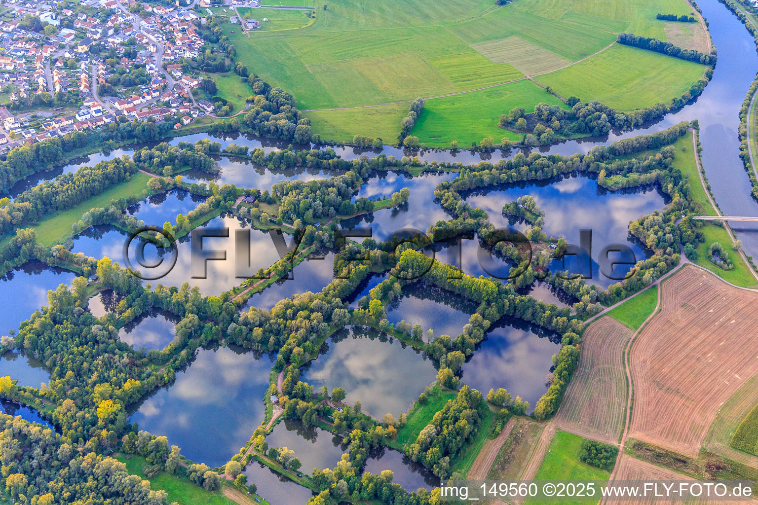 Vue aérienne de Étangs de pêche entre la vieille Sarre, la Sarre et le Kundelsgräth à le quartier Besseringen in Merzig dans le département Sarre, Allemagne