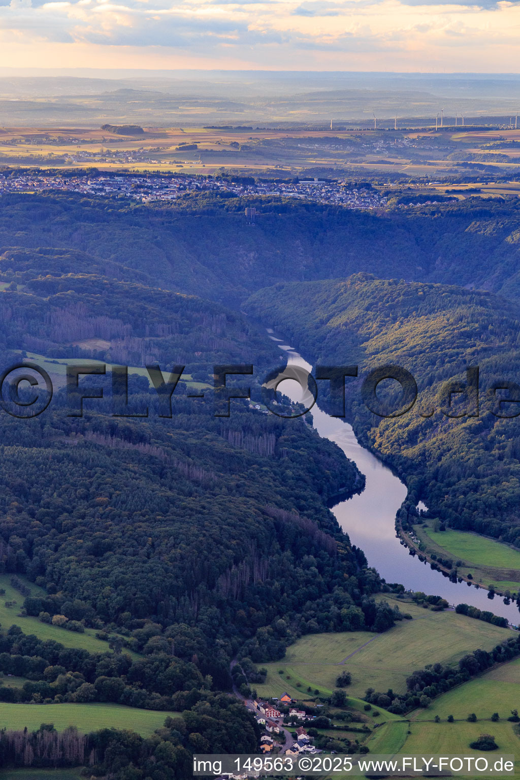 Vue aérienne de Cours de la Sarre entre le quai de Schwemlingen et le bac de Welles à le quartier Besseringen in Merzig dans le département Sarre, Allemagne