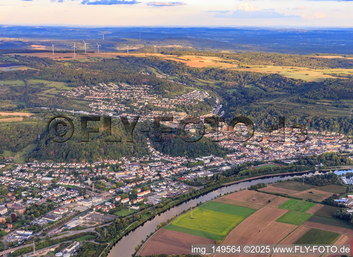 Vue aérienne de Vue de la ville sur les rives de la Sarre depuis le nord-ouest à Merzig dans le département Sarre, Allemagne