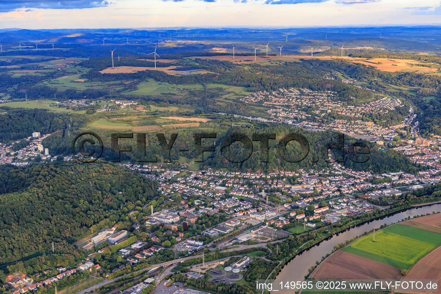 Vue aérienne de Vue de la ville sur les rives de la Sarre depuis le nord-ouest à Merzig dans le département Sarre, Allemagne