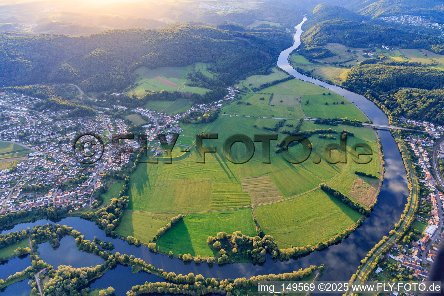 Vue aérienne de Prairies inondables sur le bras de la Sarre à le quartier Schwemlingen in Merzig dans le département Sarre, Allemagne