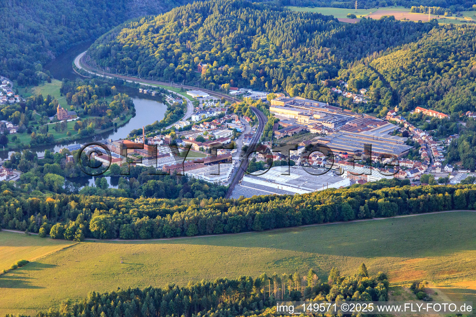Vue aérienne de Musée Villeroy & Boch World, Villeroy & Boch Outlet Mettlach et Villeroy & Boch AG Sanitaire Factory à Mettlach dans le département Sarre, Allemagne