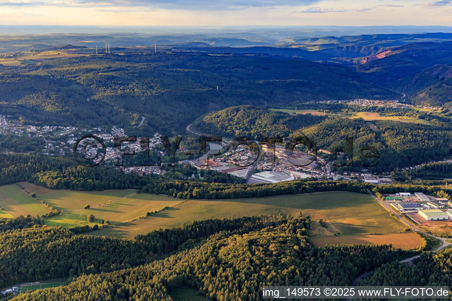 Vue aérienne de Vue de la ville sur la Sarre depuis le sud à Mettlach dans le département Sarre, Allemagne