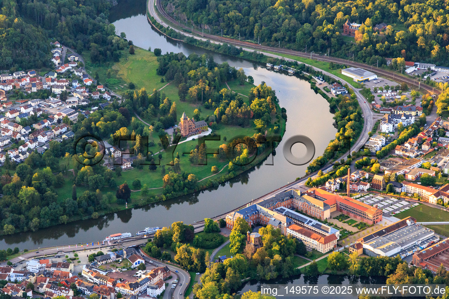Vue aérienne de Maison d'hôtes du château de Saareck, Musée du monde Villeroy & Boch et Villeroy & Boch Outlet Mettlach à le quartier Keuchingen in Mettlach dans le département Sarre, Allemagne