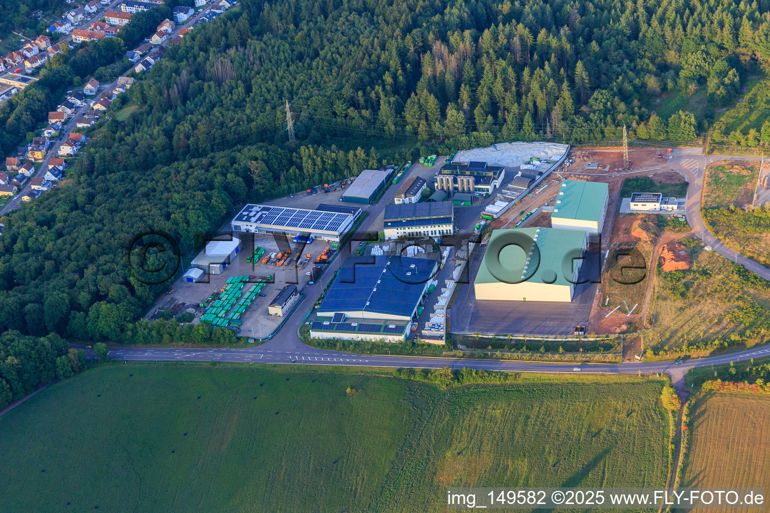 Vue aérienne de Zone industrielle Auf d. Haardt avec SEG Umwelt-Service GmbH, Martino Installationstechnik – chauffage, plomberie, ventilation et Walter & Co. GmbH / Walter Nutzfahrzeuge GmbH à Mettlach dans le département Sarre, Allemagne