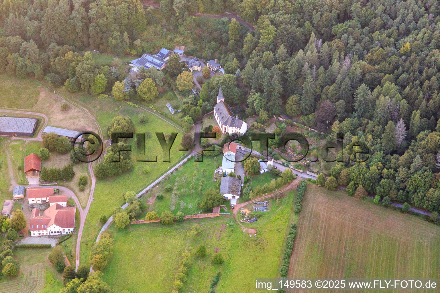 Vue aérienne de Église et refuge St. Gangolf GmbH à Mettlach dans le département Sarre, Allemagne