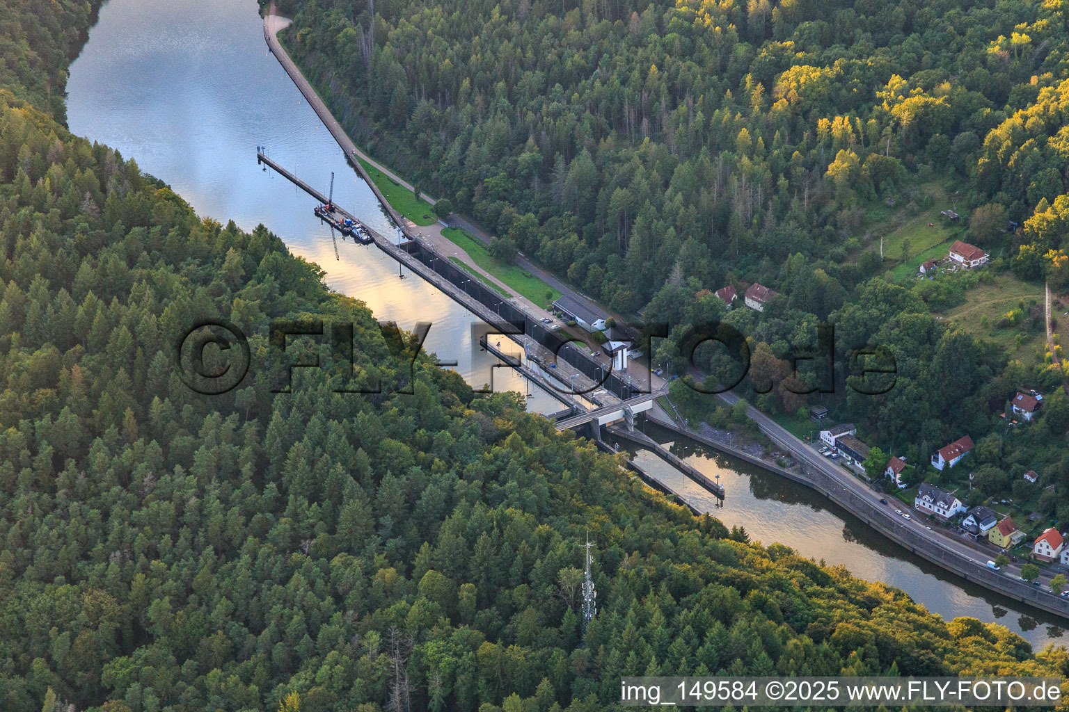Vue aérienne de Centrale hydroélectrique de la Sarre, barrage et écluse Mettlach à le quartier Keuchingen in Mettlach dans le département Sarre, Allemagne