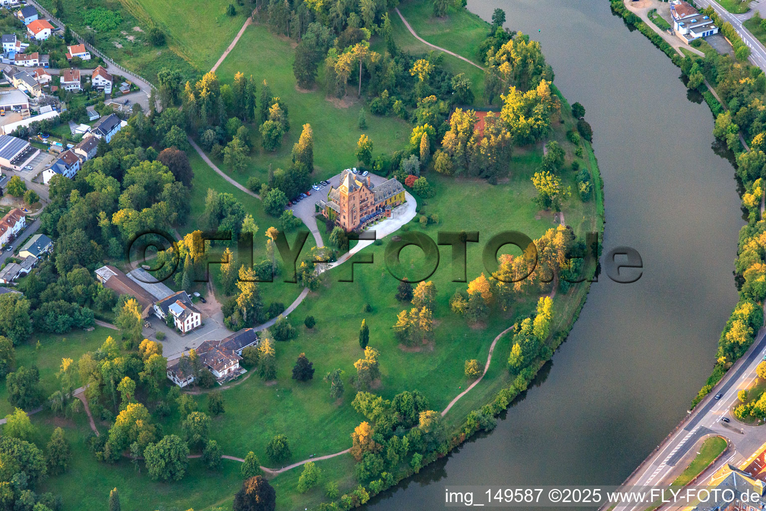 Vue aérienne de Maison d'hôtes Schloss Saareck dans un parc au bord de la Sarre à le quartier Keuchingen in Mettlach dans le département Sarre, Allemagne