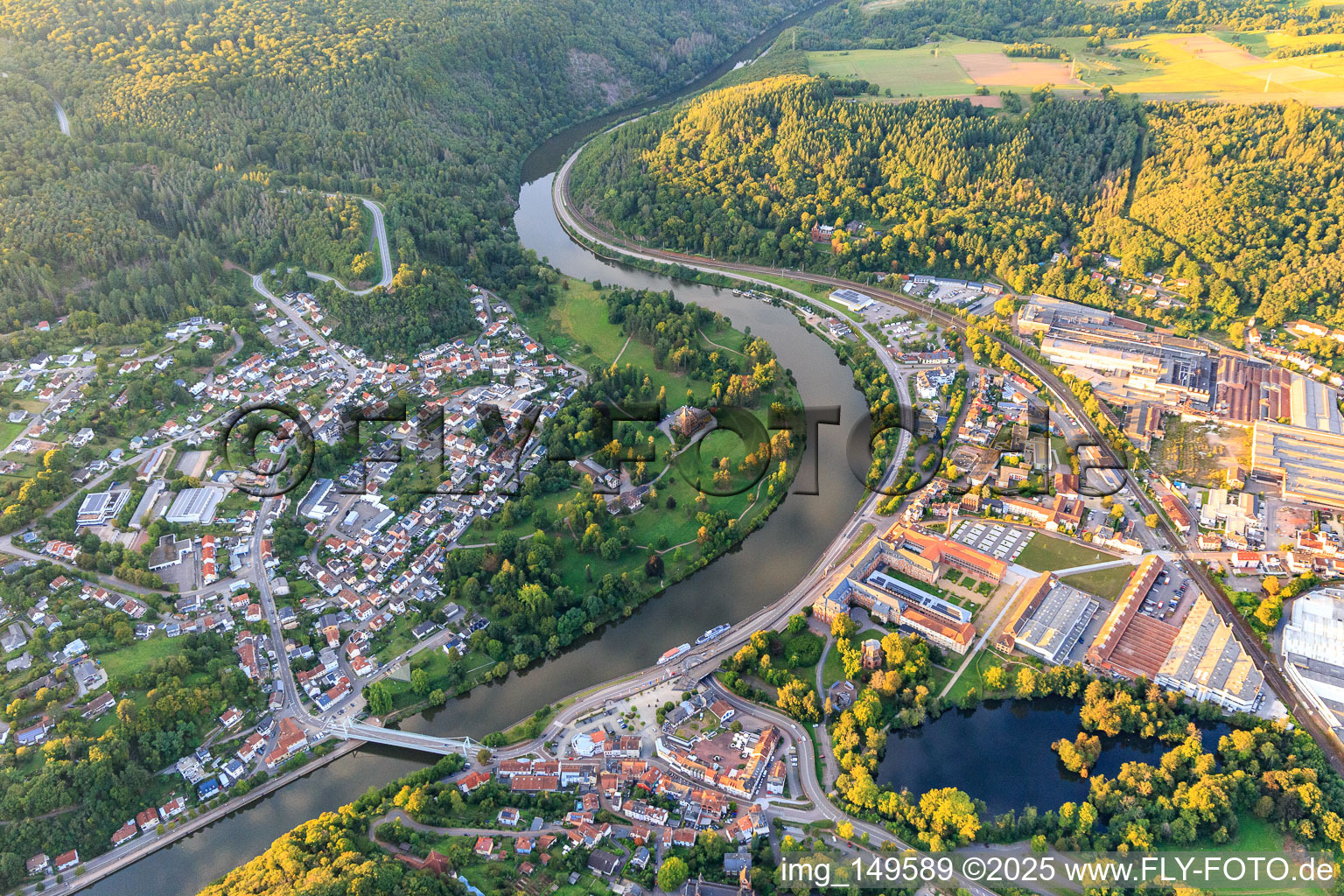 Vue aérienne de Vue des deux côtés de la Sarre depuis le sud à le quartier Keuchingen in Mettlach dans le département Sarre, Allemagne
