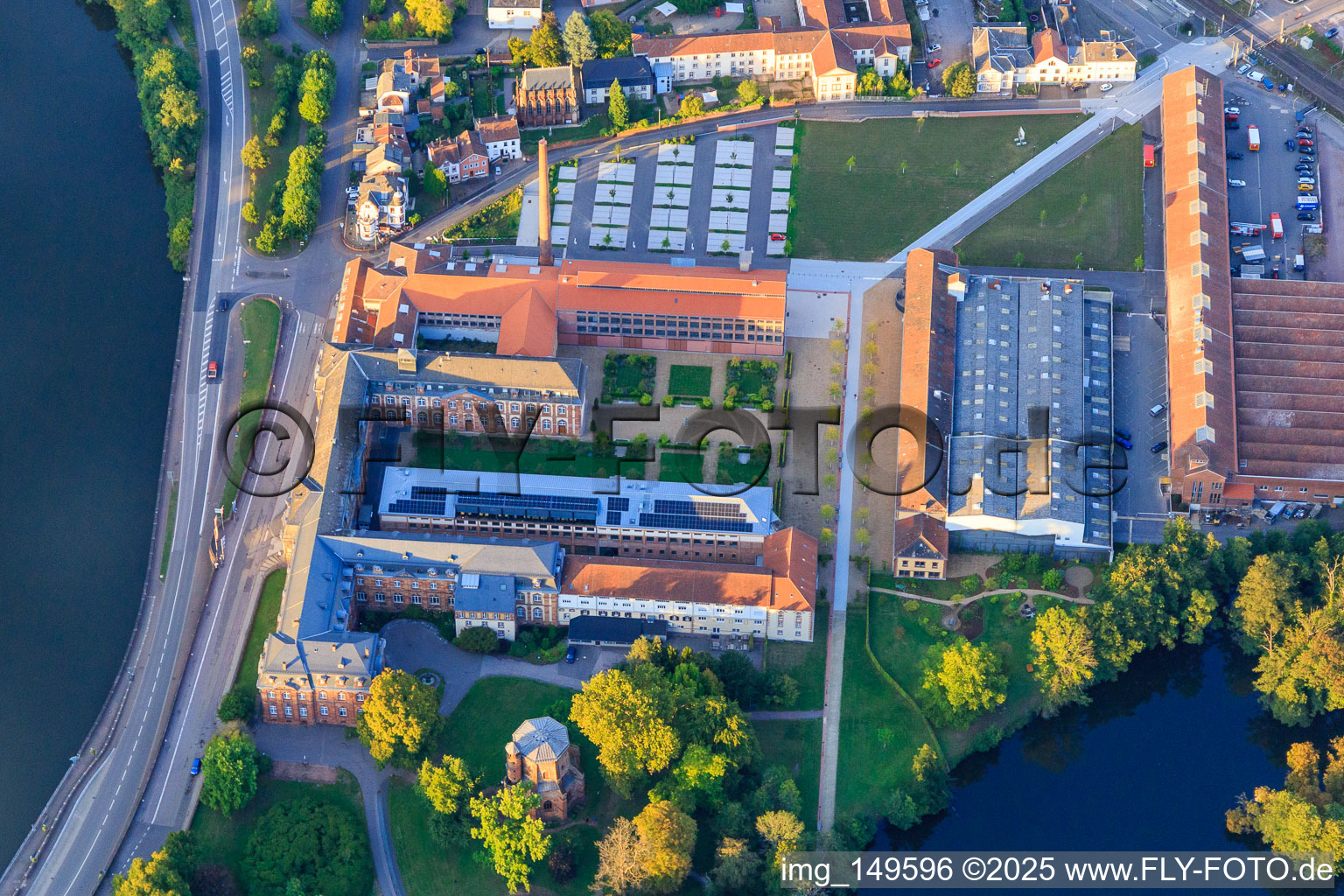 Vue aérienne de Musée Villeroy & Boch World et Villeroy & Boch Outlet Mettlach à Mettlach dans le département Sarre, Allemagne