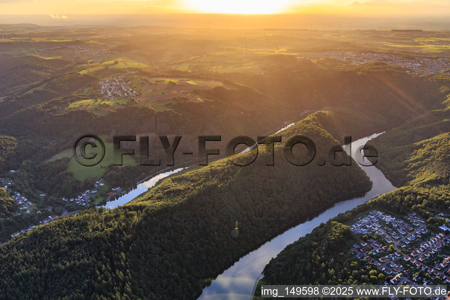 Vue aérienne de La boucle de la Sarre vue de l'est au coucher du soleil à Mettlach dans le département Sarre, Allemagne