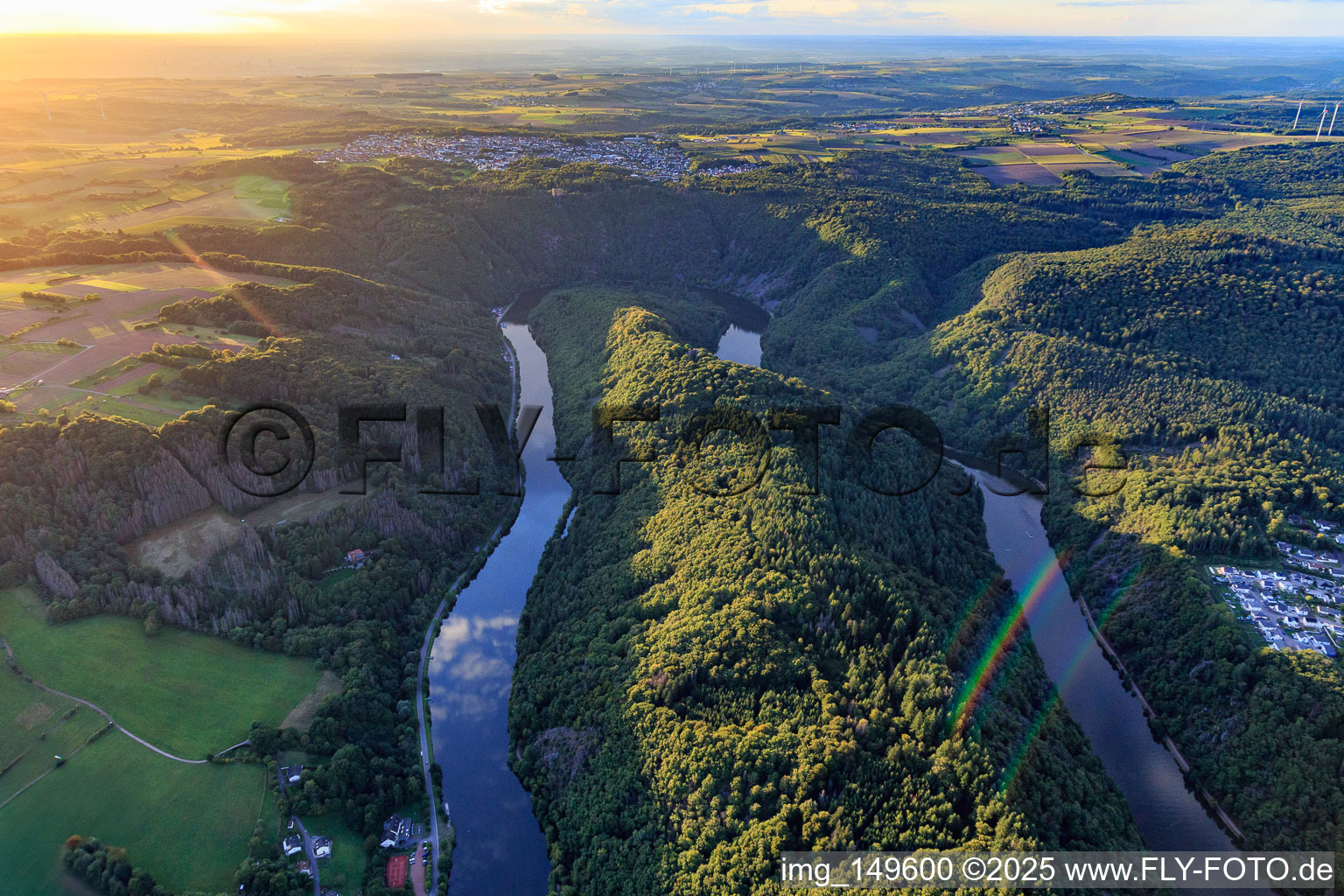 Vue aérienne de La boucle de la Sarre vue de l'est au coucher du soleil à Mettlach dans le département Sarre, Allemagne
