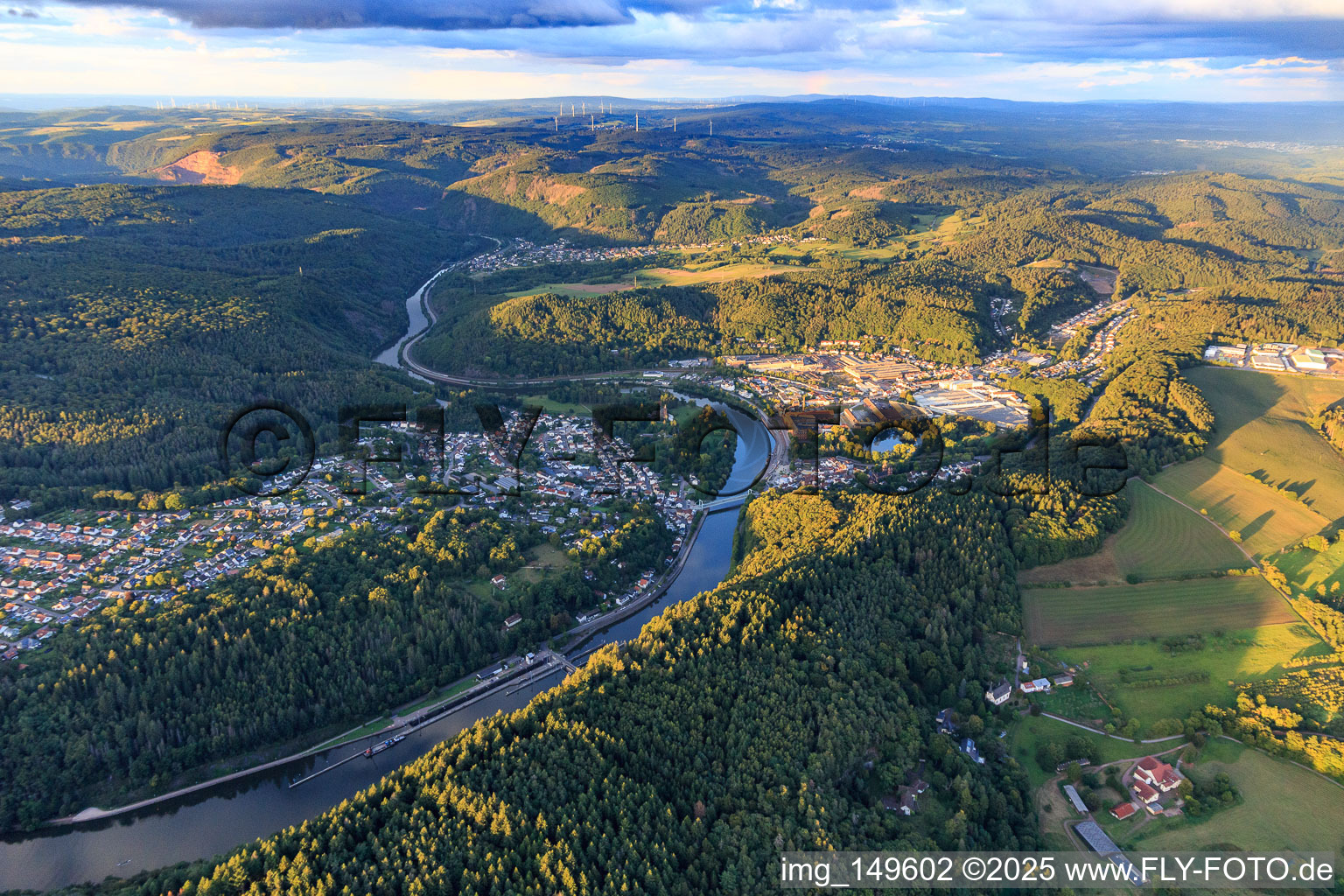 Vue aérienne de Vue des deux côtés de la Sarre depuis l'ouest à Mettlach dans le département Sarre, Allemagne