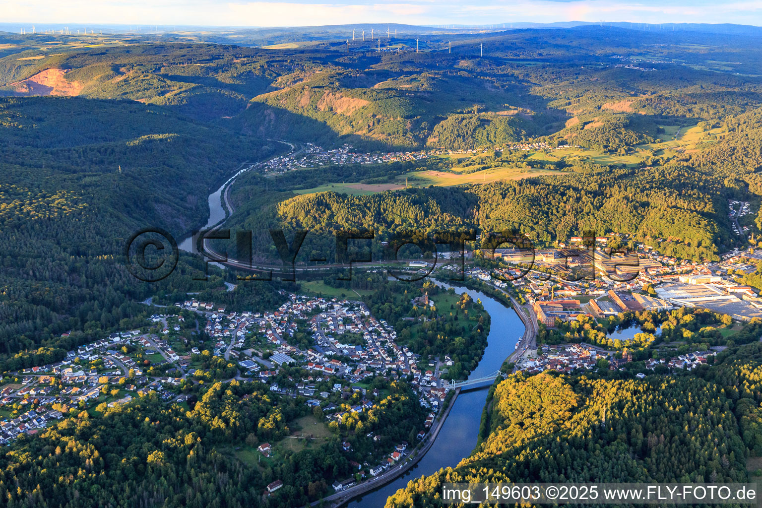 Vue aérienne de Vue des deux côtés de la Sarre depuis l'ouest à Mettlach dans le département Sarre, Allemagne