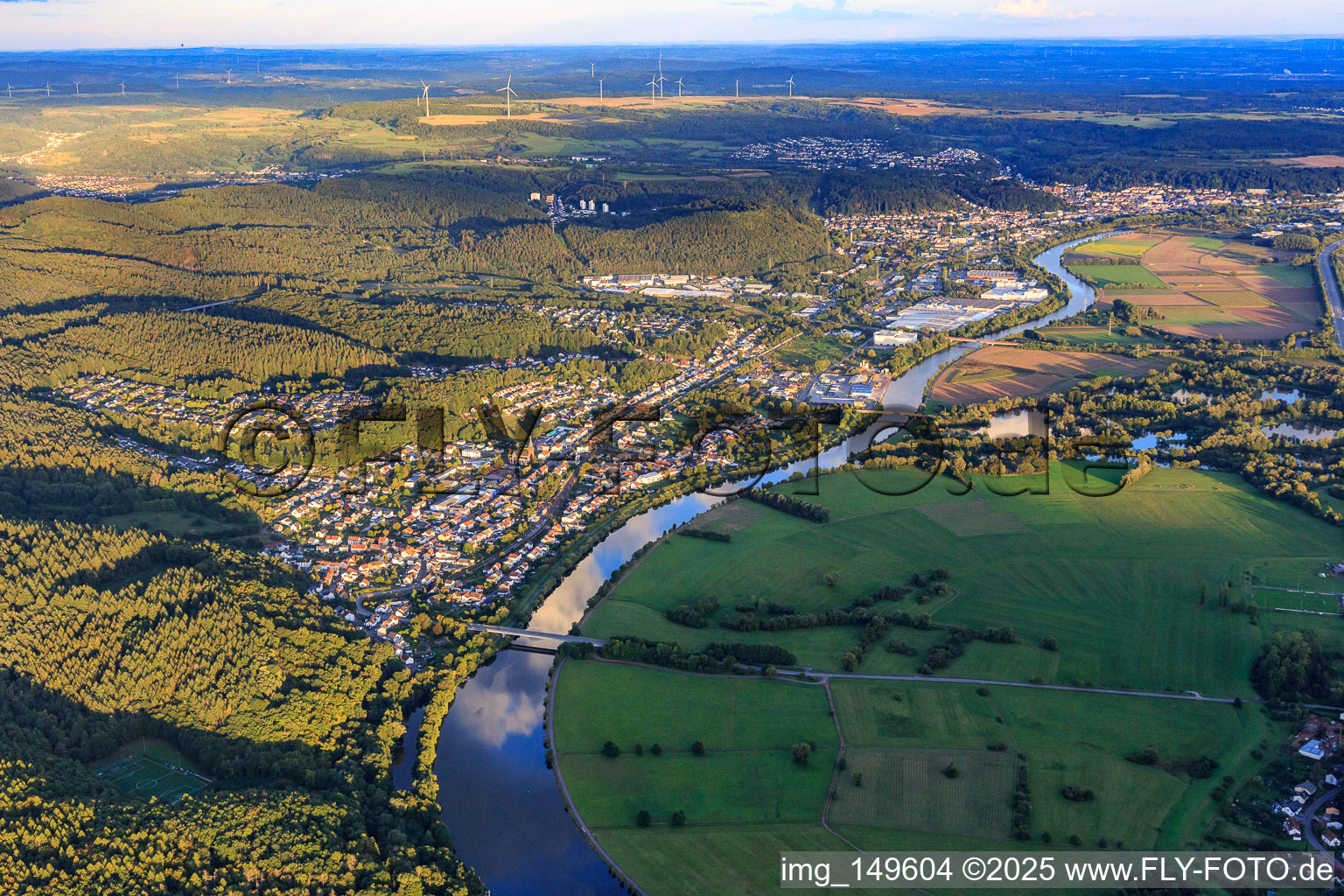 Vue aérienne de Vue de la ville sur les rives de la Sarre depuis le nord-ouest à le quartier Besseringen in Merzig dans le département Sarre, Allemagne