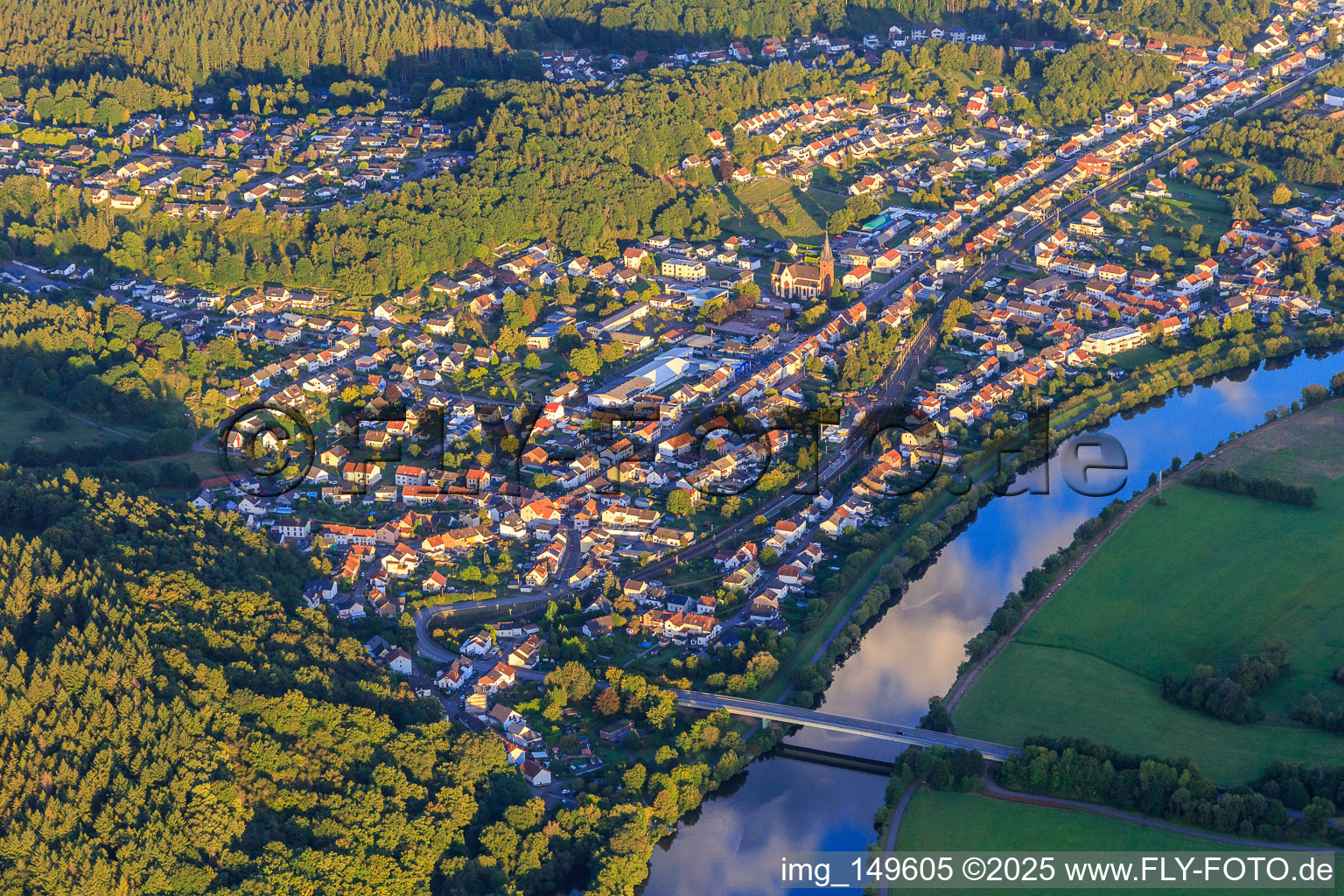 Vue aérienne de Vue de la ville sur les rives de la Sarre depuis le nord-ouest à le quartier Besseringen in Merzig dans le département Sarre, Allemagne