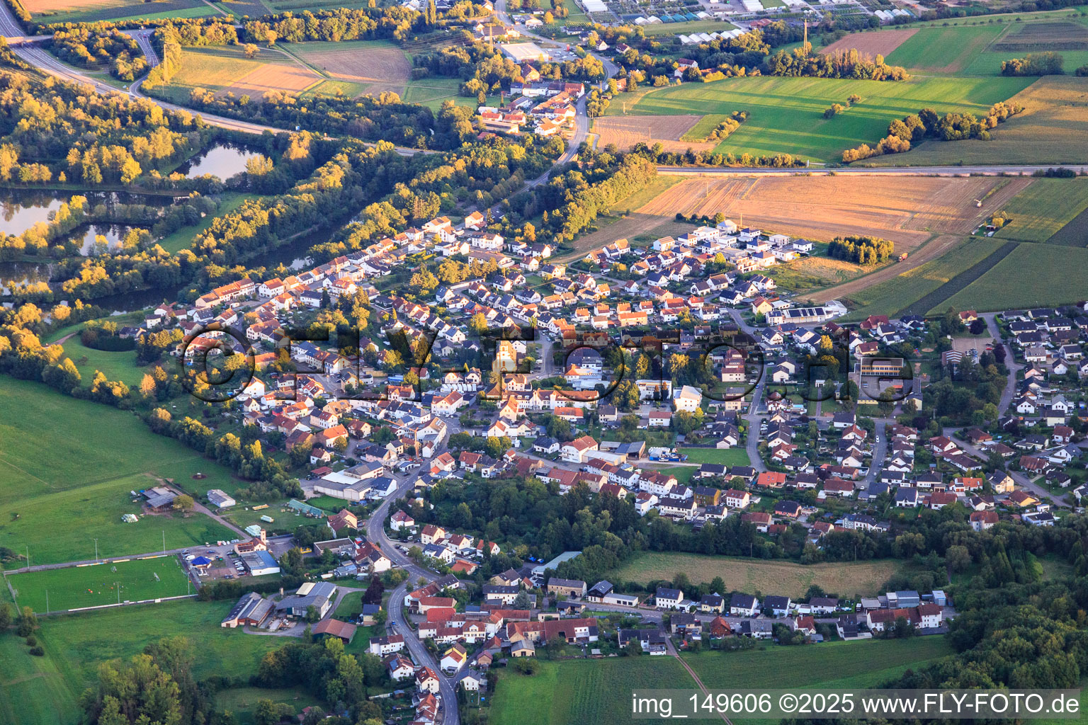 Vue aérienne de Du nord à le quartier Schwemlingen in Merzig dans le département Sarre, Allemagne