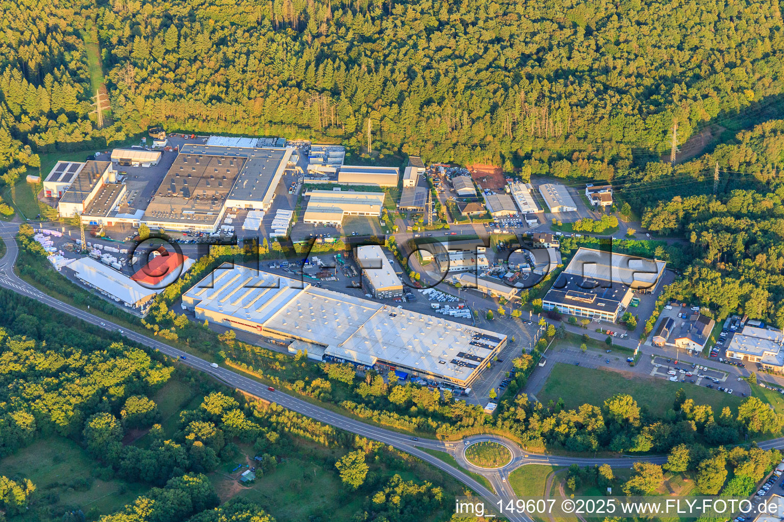 Vue aérienne de Zone industrielle Handwerkstraße avec HOLZHAUER KG, Serveco GmbH et Arimond Zweiradtechnik GmbH à Merzig dans le département Sarre, Allemagne