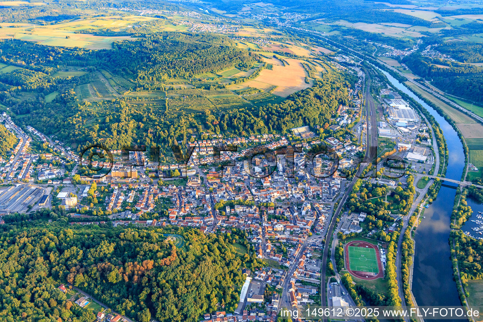 Vue aérienne de Vue de la ville sur la Sarre depuis le nord à Merzig dans le département Sarre, Allemagne