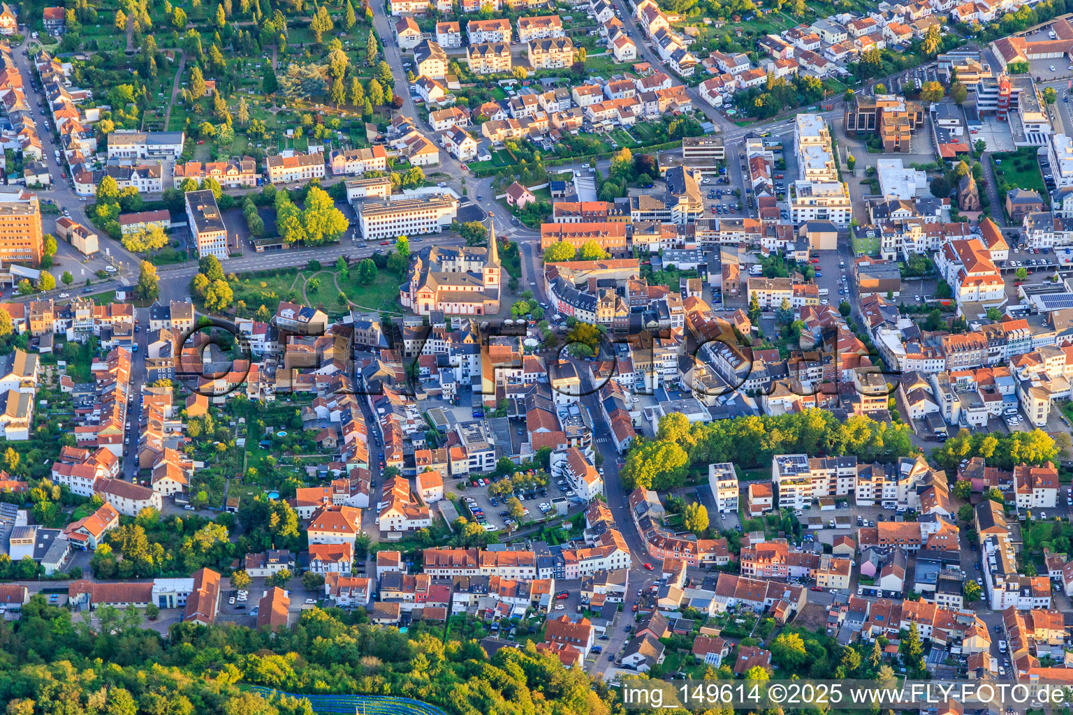 Vue aérienne de Place de l'église Saint-Pierre à Merzig dans le département Sarre, Allemagne
