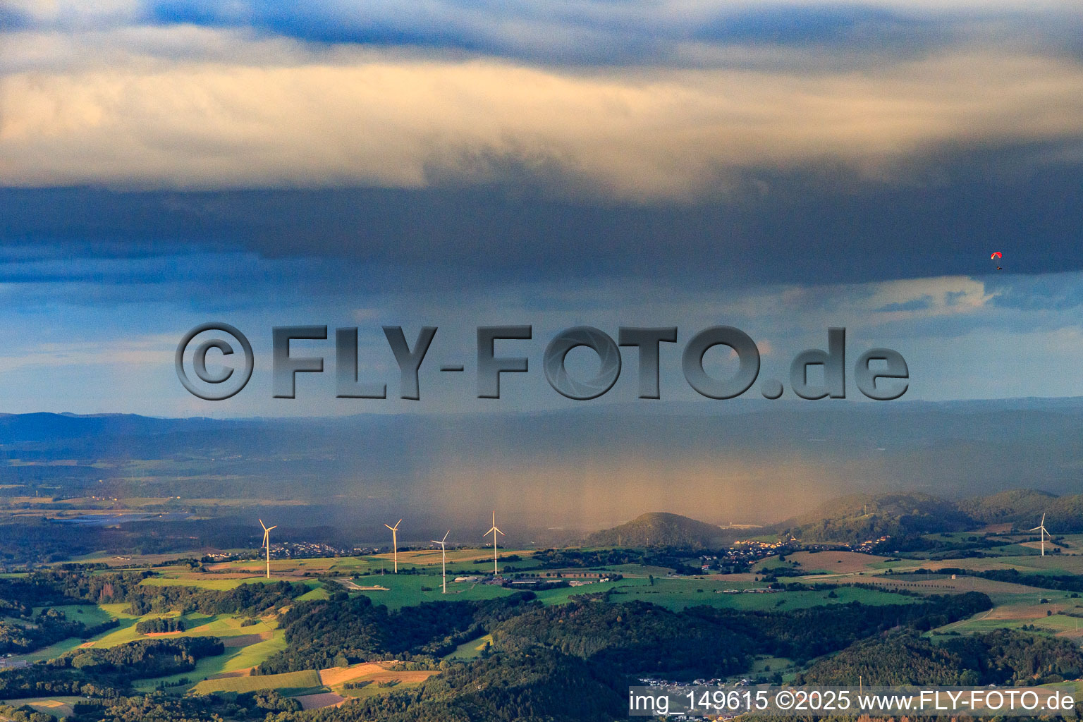 Vue aérienne de Parc éolien Merchingen devant un mur de pluie avec arc-en-ciel à le quartier Merchingen in Merzig dans le département Sarre, Allemagne