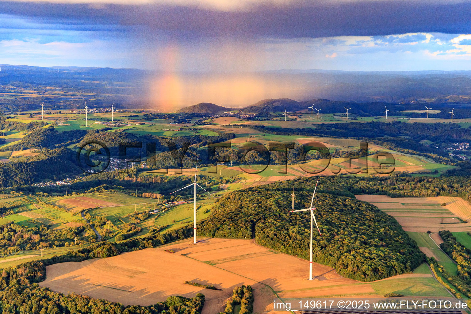 Vue aérienne de Parc éolien Merchingen devant un mur de pluie avec arc-en-ciel à le quartier Merchingen in Merzig dans le département Sarre, Allemagne