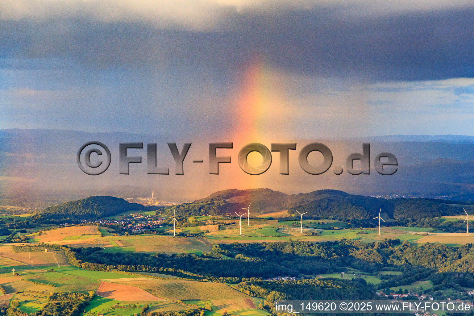Vue oblique de Parc éolien Merchingen devant un mur de pluie avec arc-en-ciel à le quartier Merchingen in Merzig dans le département Sarre, Allemagne