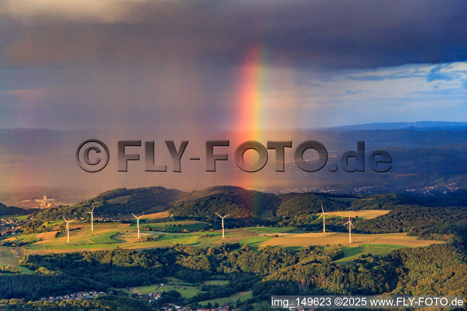 Parc éolien Merchingen devant un mur de pluie avec arc-en-ciel à le quartier Merchingen in Merzig dans le département Sarre, Allemagne vue d'en haut