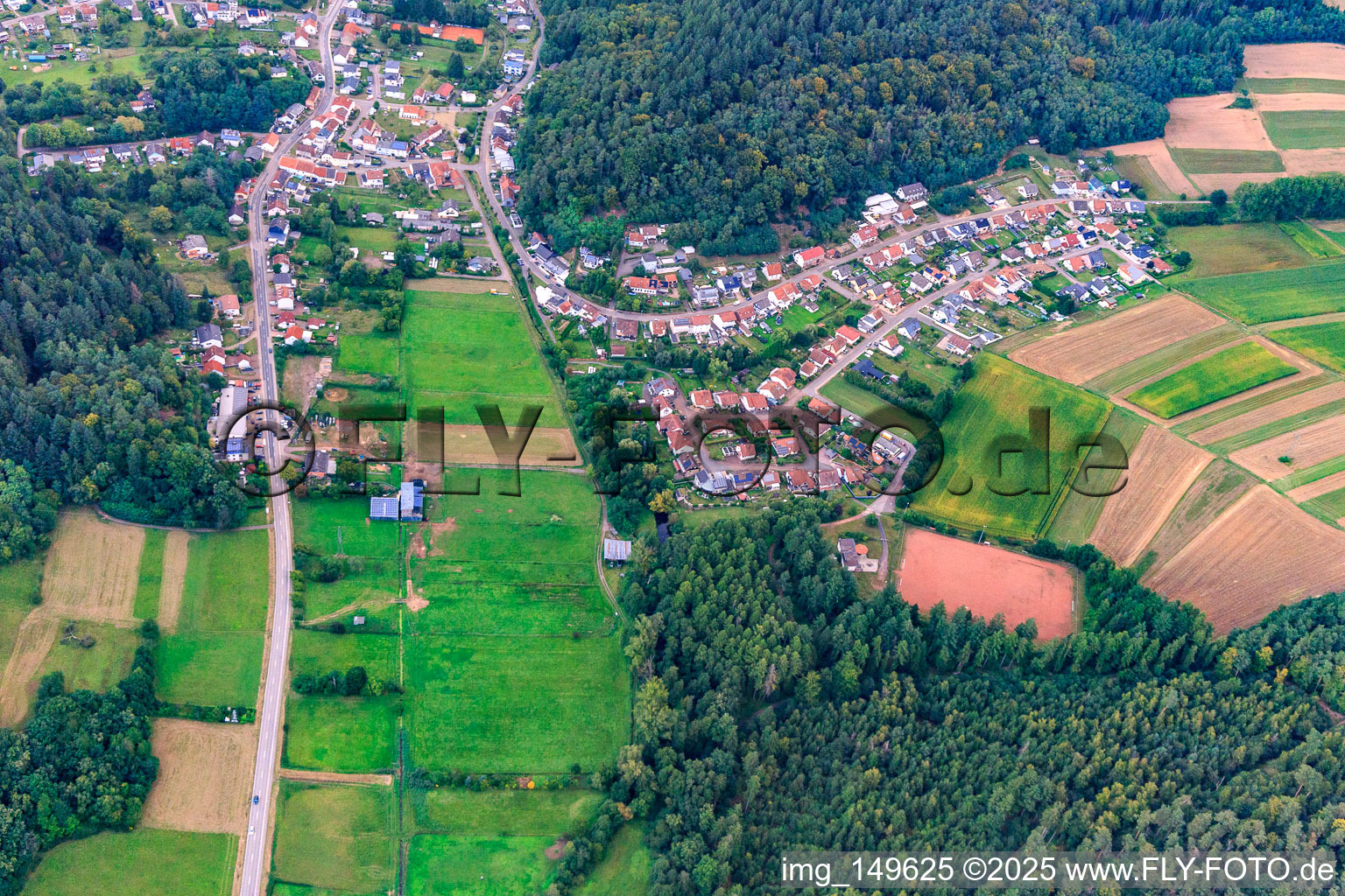 Vue aérienne de Du sud à le quartier Erbringen in Beckingen dans le département Sarre, Allemagne