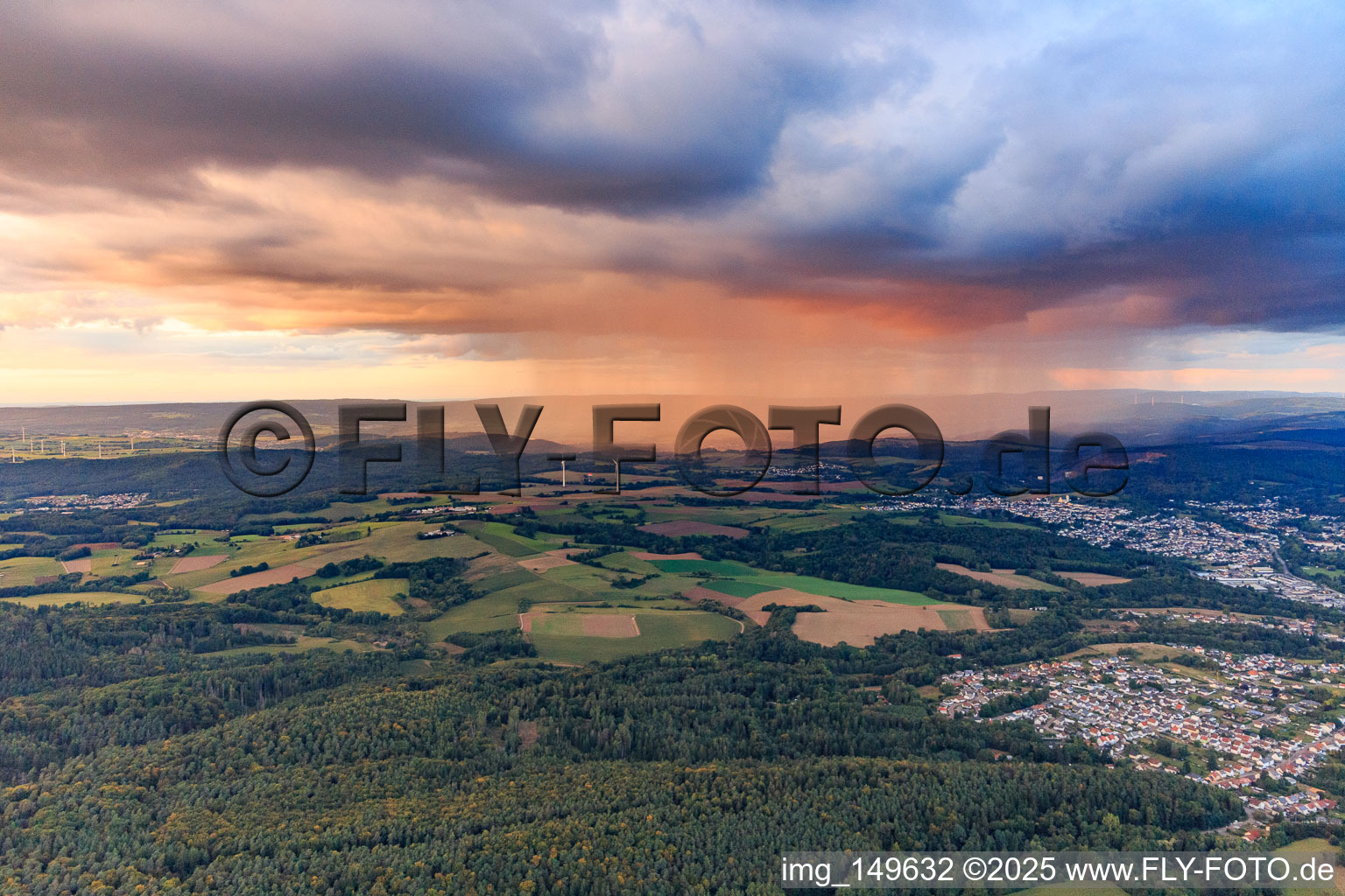 Vue aérienne de Averses de pluie au coucher du soleil à le quartier Honzrath in Beckingen dans le département Sarre, Allemagne