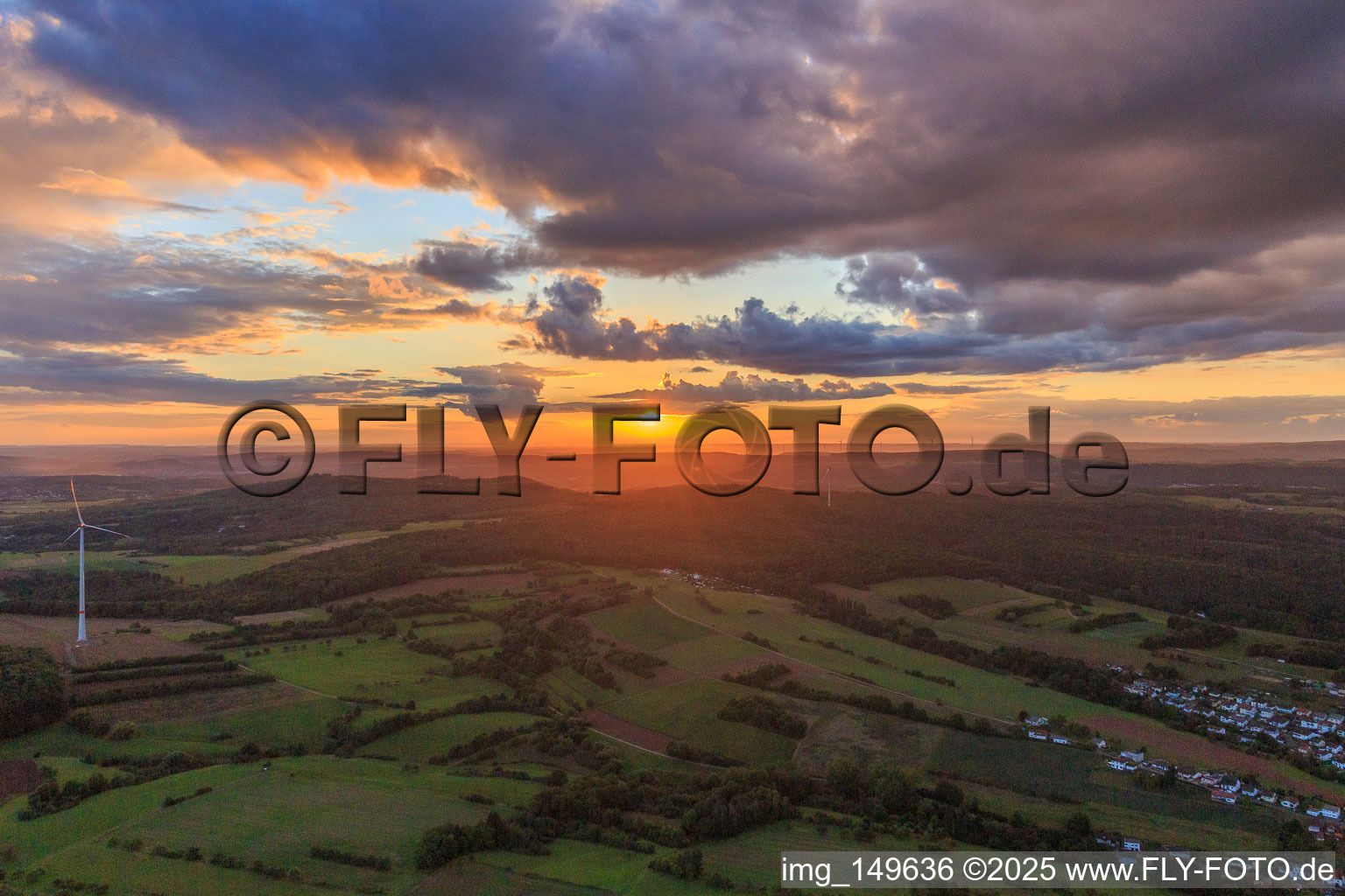 Vue aérienne de Coucher de soleil entre la tour de télécommunication et l'éolienne à le quartier Hüttersdorf in Schmelz dans le département Sarre, Allemagne