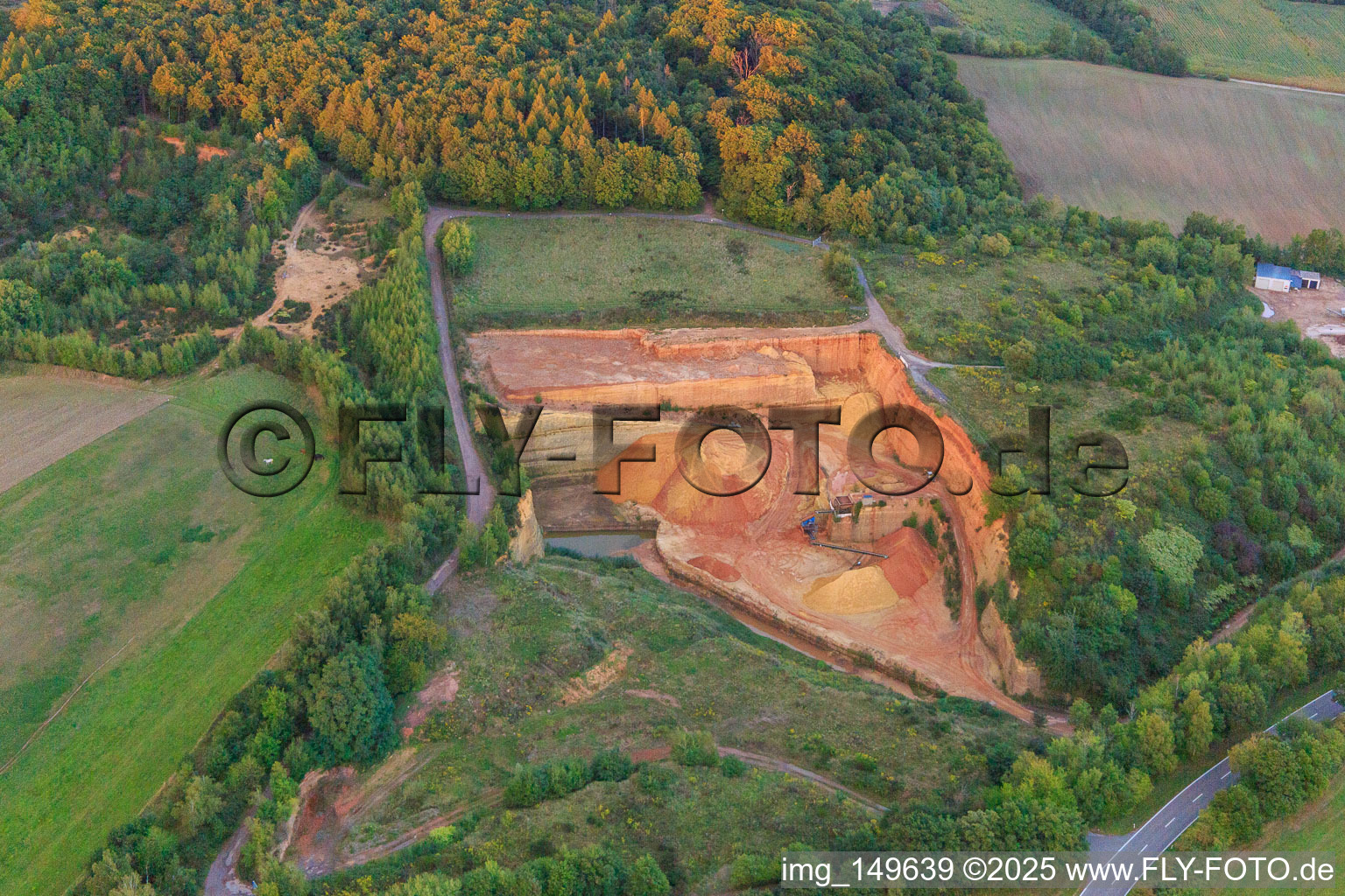 Vue aérienne de Sablerie MUCAJ et TERALIS - Lebach (élimination des matériaux de construction, recyclage, station de remplissage de béton) à le quartier Primsweiler in Schmelz dans le département Sarre, Allemagne