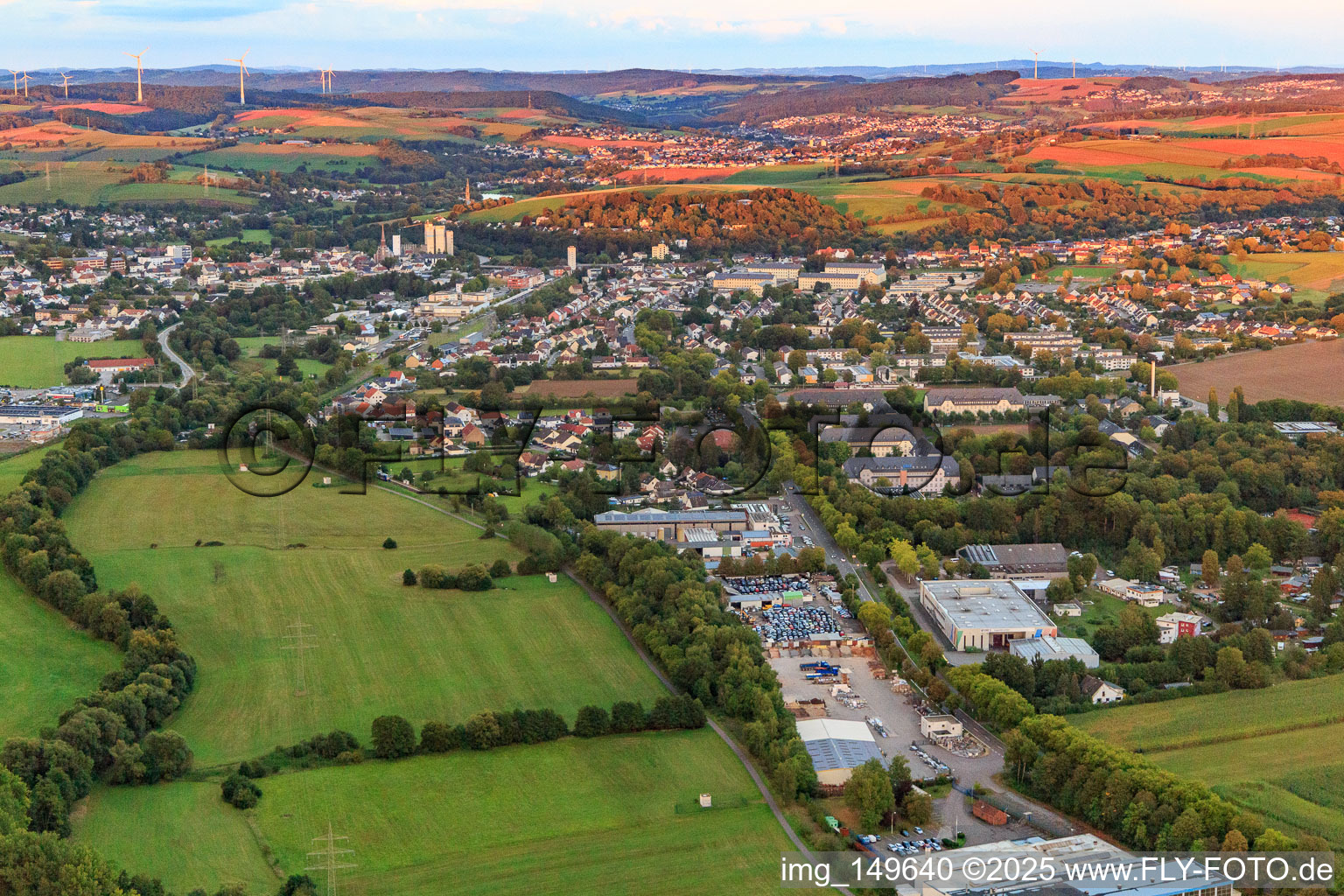 Vue aérienne de Vue de la ville depuis l'ouest le soir à le quartier Jabach in Lebach dans le département Sarre, Allemagne